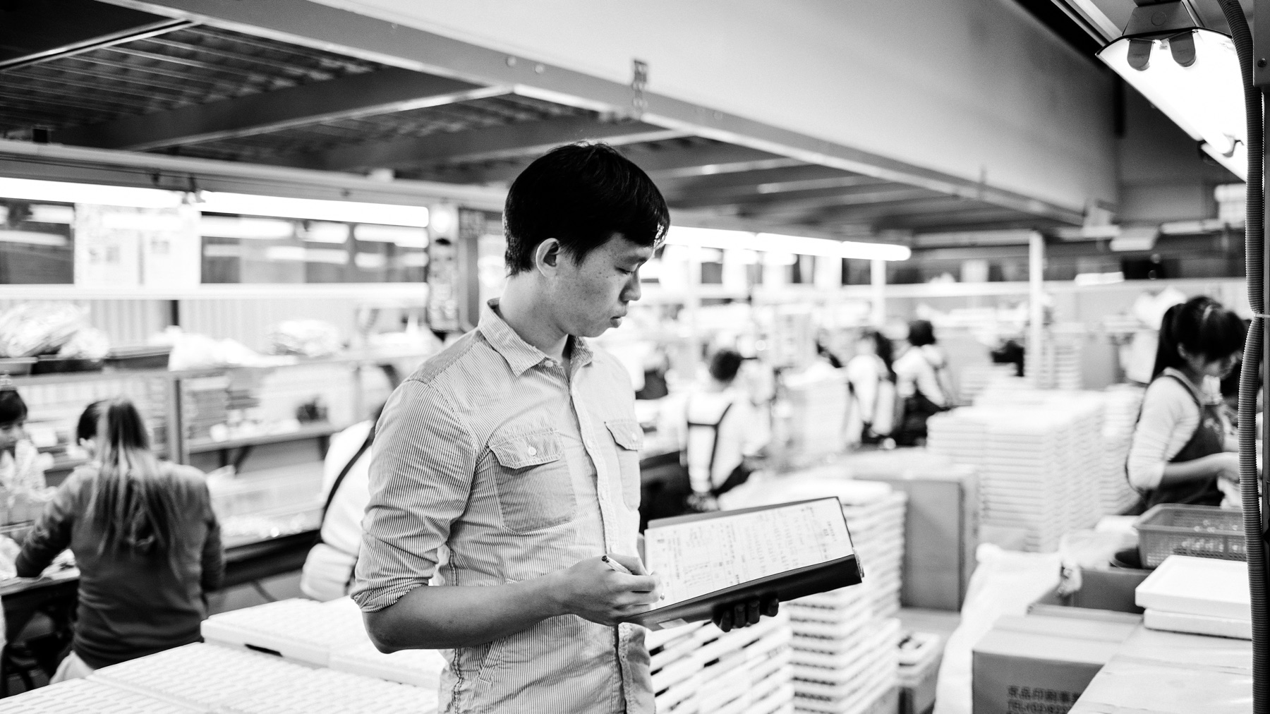 KUNNEX staff performing final inspection on the assembly line