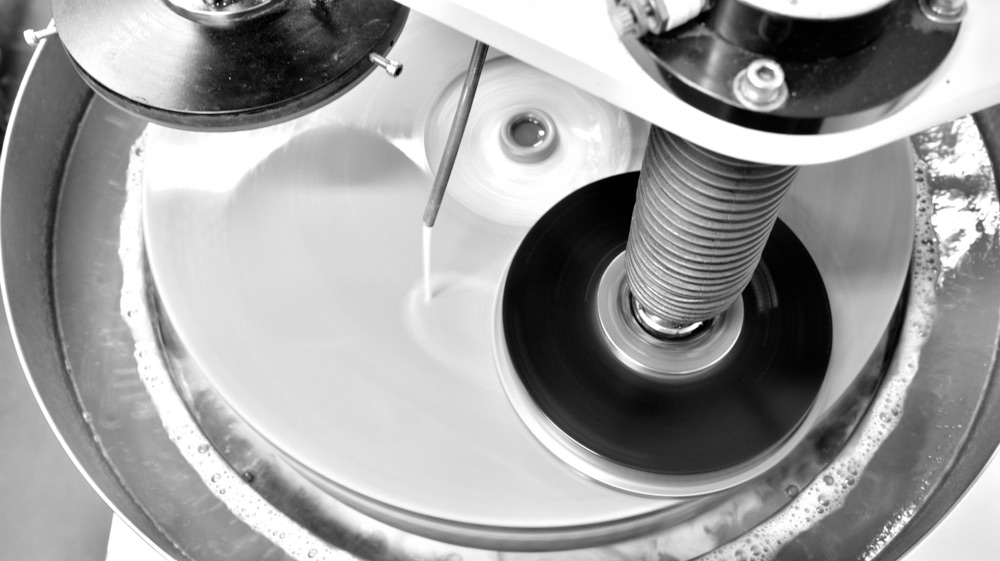 Blade lapping machine at the KUNNEX factory
