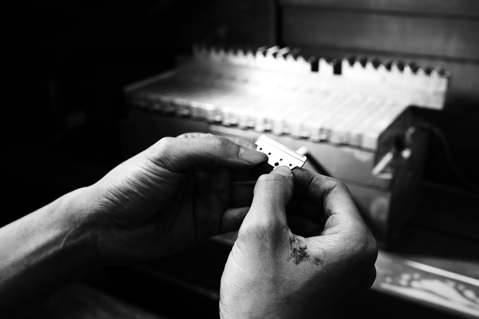 A KUNNEX technician inspecting a precision blade